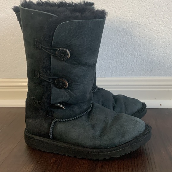 UGG 3 BUTTON BLACK SHEARLING BOOTS KIDS 5 - Picture 2 of 10